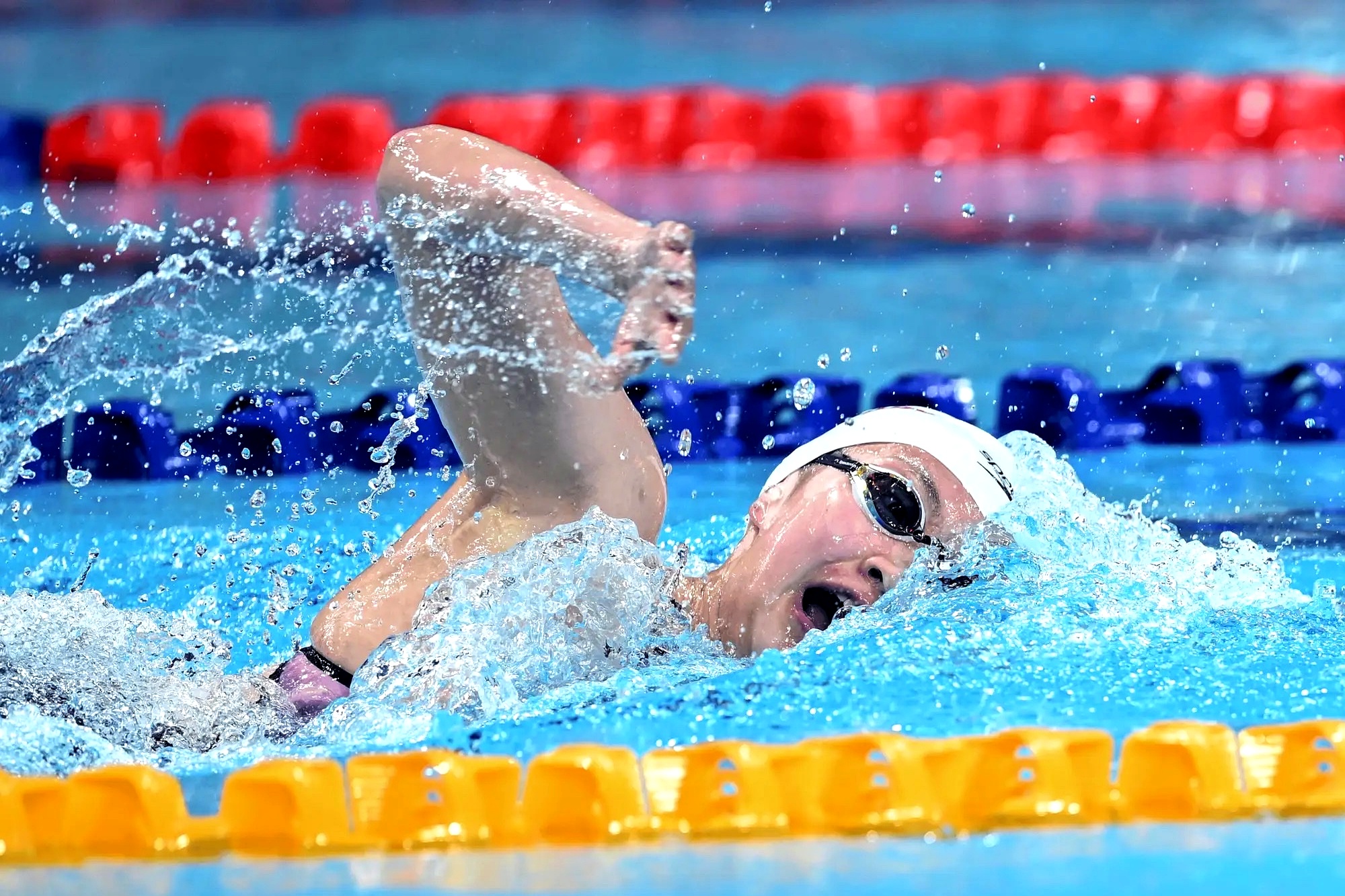 开云官方app入口-新加坡选手表现出色，斩获游泳金牌