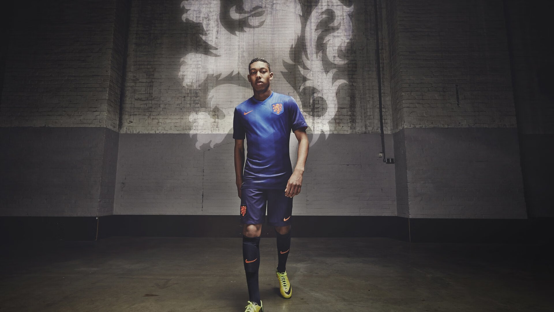 开云体育-赛道与球场，当F1争冠之夜遇见锡安暴力美学