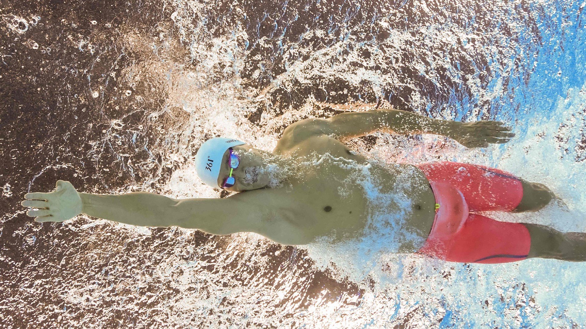 法拉利鏖战红牛二队，皮亚斯特里统治全场